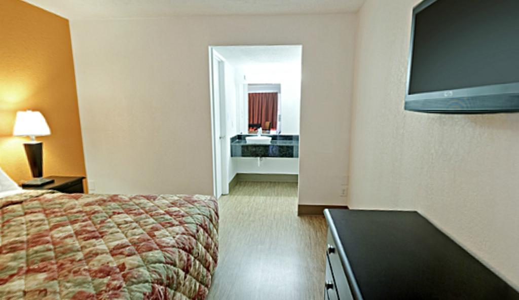 Econo Lodge Metropolis Room photo